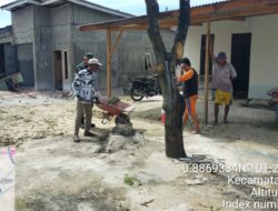 Babinsa Sertu Suriyadi Membantu Pembangunan Rumah Warga Binaannya