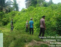 Babinsa Kandis Berpatroli Karhutla Bersama Warga Kampung Sam Sam