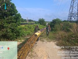 Untuk Kenyamanan OVN, Dua Personil Babinsa Kandis Berpatroli Disekitar Line Pipa PHR