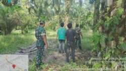 Babinsa Koramil 05/Pwk Kandis, Berpatroli Karhutla Dengan Warga Tempatan di Wilayah Kelurahan Telaga Sam Sam