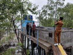 Dukung Ketahanan Pangan, Bhabinkamtibmas Panipahan Kota Cek Tambak Ikan Warga