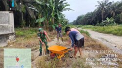 Tunjukkan Semangat Gotong Royong, Babinsa dan Warga Bersihkan Jalan