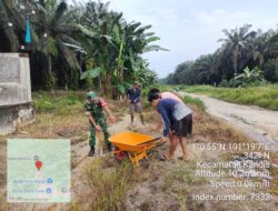 Tunjukkan Semangat Gotong Royong, Babinsa dan Warga Bersihkan Jalan