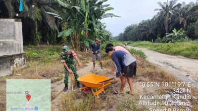 Tunjukkan Semangat Gotong Royong, Babinsa dan Warga Bersihkan Jalan