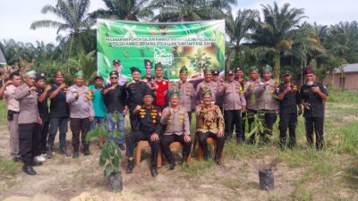 Polsek Kandis Gelar Penanaman 100 Pohon di Telaga Sam Sam, Wujud Dukungan Penghijauan dan Lingkungan Hijau di Kabupaten Siak
