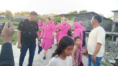 Bhayangkari Ranting Polsek Panipahan Salurkan Bantuan Sembako Kepada Masyarakat Kurang Mampu Melalui Program Bhayangkari Peduli