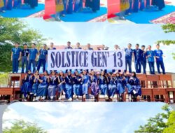 Kepsek SMPN 10 Mandau Kalungkan Medali Kepada Siswa Perpisahan