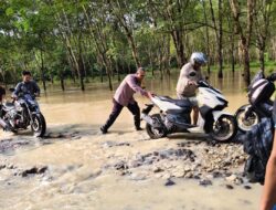 Sigap Tanggulangi Banjir, Kapolsek Bosar Maligas Turun Langsung Salurkan Bantuan Sosial dan Tak Kenal Lelah Dampingi Warga Terdampak  SIMALUNGUN –