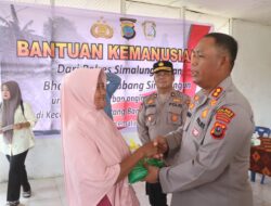 Kapolres Simalungun AKBP Marganda Aritonang Turun Langsung Salurkan Bantuan Kemanusiaan untuk Korban Angin Puting Beliung di Talun Rejo
