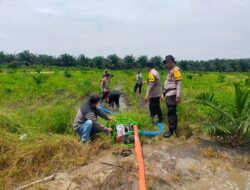 Ketahanan Pangan, Kapolsek Kandis dan Personel Siapkan Kebutuhan Air untuk Tanaman Jagung