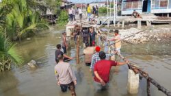 POLSEK PANIPAHAN BERSAMA WARGA BERGOTONG ROYONG PERBAIKI JALAN RUNTUH, WUJUDKAN AKSES AMAN DAN LANCAR