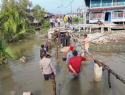 POLSEK PANIPAHAN BERSAMA WARGA BERGOTONG ROYONG PERBAIKI JALAN RUNTUH, WUJUDKAN AKSES AMAN DAN LANCAR