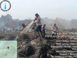 Kapolsek Panipahan Turun Pangsung Padamkan Karhutla, Gerak Cepat Jaga Pasir Limau Kapasa