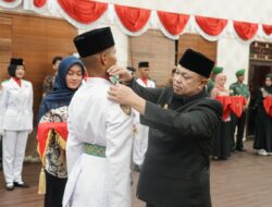 Camat Mandau sematkan Lencana Kepada PASKIBRA Semangat Kemerdekaan