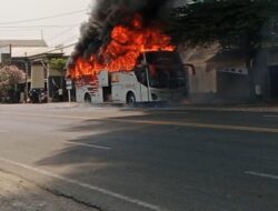 Bus PO Eka Cepat Hangus Terbakar di Jalur Madiun Surabaya