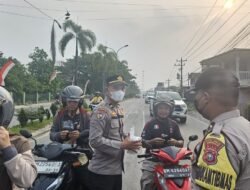 Lindungi Warga Kapolsek Mandau Kerahkan Personil Bagikan Masker Dijalan Raya