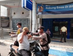 POLSEK PANIPAHAN PEDULI KESEHATAN MASYARAKAT, BAGIKAN 150 MASKER
