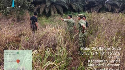 Dua Personil Babinsa Kandis Berpatroli Karhutla di Wilayah Kampung Kandis